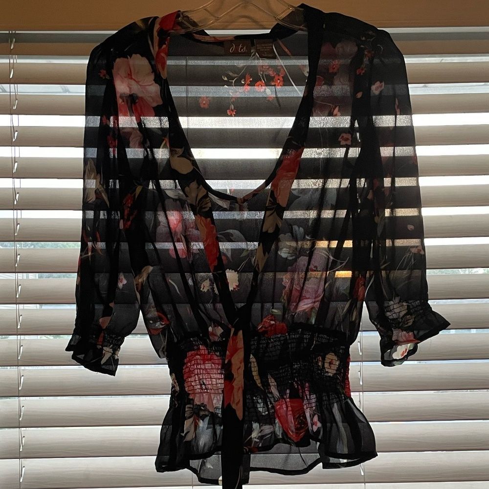 🌹🌺 Floral Blouse 🌺🌹 - Picture 2 of 10